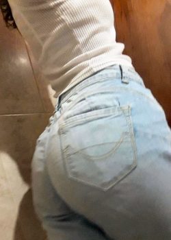 Pack filtrado de culona mostrandolo 1