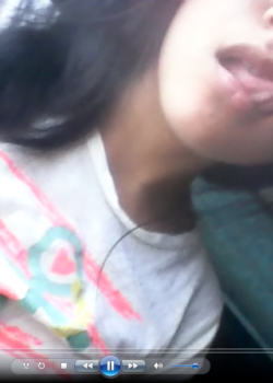 Bonita Colegiala de Lentes Mostrando el coñito 10